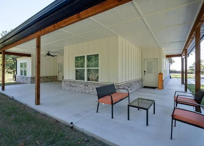 Brand New Modern Getaway On Private Land! Holiday home