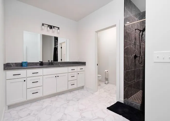 Brand New Modern Getaway On Private Land! Holiday home Tulsa